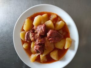 Plato nutritivo para adultos mayores: carne asada con patatas.